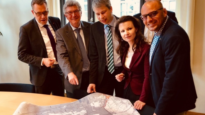 Das Bild zeigt die Bundestagsabgeordnete Jana Schimke zusammen mit Staatssekretär Bilger, Björn Lakenmacher (MdL), Rainer Genilke (MdL) und regionalen Vertretern während des Gespräches im BMVI.